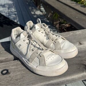 on cloud the Roger Court Sneakers
